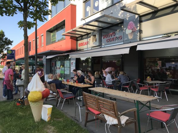 Die Neue Mitte Haarzopf ist zentraler Treffpunkt im Stadtteil.